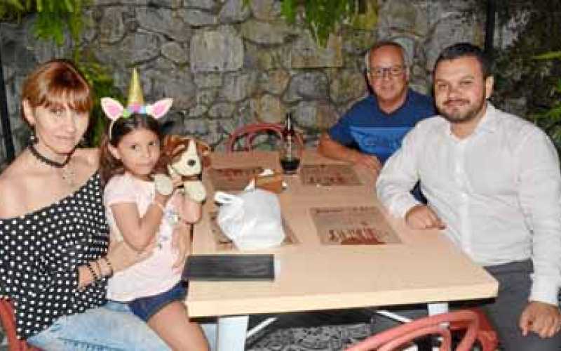 Nancy Salazar Ramírez, Isabela Vinasco Salazar, Luis Fernando Franco Ríos y Ronald Vinasco Salazar.