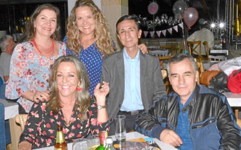 Teresa Benjumea Gutiérrez y Julio César Ángel Gómez. De pie: Luz Elena Benjumea Gutiérrez, Luly Benjumea Gutiérrez y William Áng