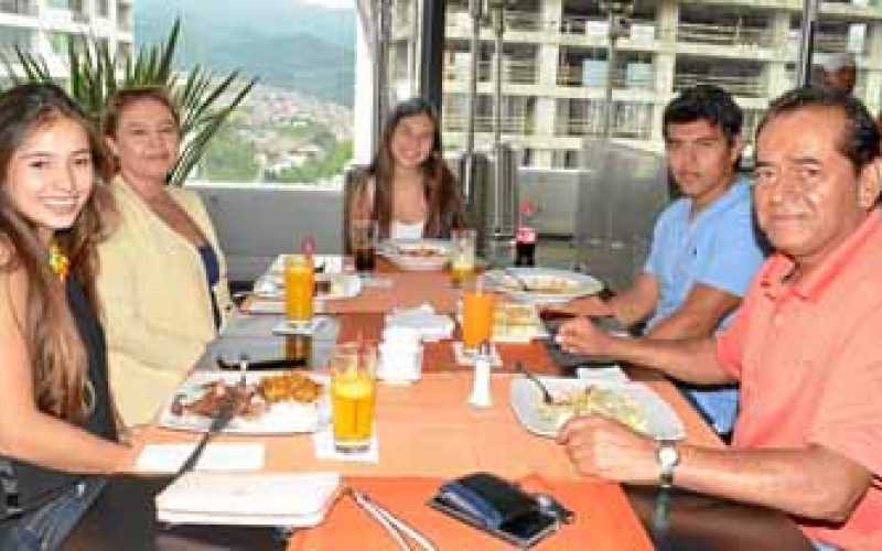 Manuela Salazar García, Beatriz Eugenia García, Alejandra Salazar García, Luis Fernando Salazar García y Luis Fernando Salazar S