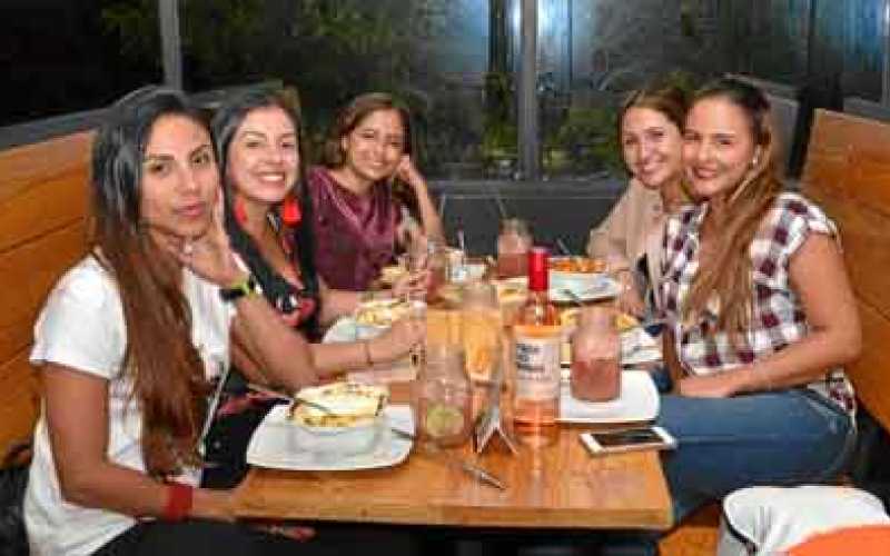 Marcela Trejos Isaza, Vanessa González López, Manuela Dávila Valencia, María Paula Valencia Giraldo y Carolina Vélez García.