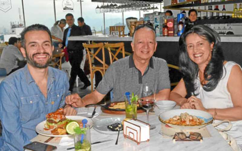 Andrés Valencia Hurtado, Luis Fernando Valencia Cadavid y Adiela Hurtado de Valencia.