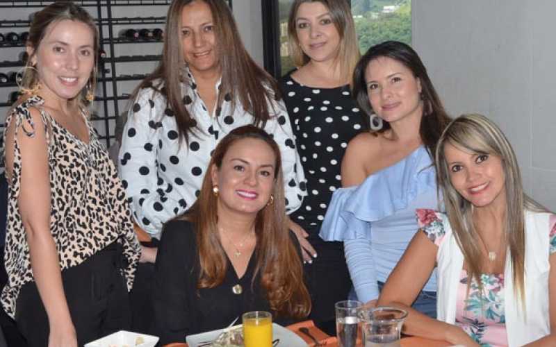 Marcelita Molano Urueña y Francia Vargas. Atrás: Juliana Quintero Vallejo, Auris Fontalvo Giraldo, Claudia González Soto y Astri