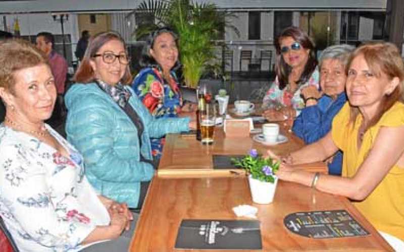 Ana Cecilia Osorio Galindo, Aura Ocampo Ballesteros, Beatriz León Gañán, Luz Elena Ortiz Castaño, María Eugenia Espinoza y Luz H