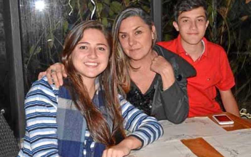 Foto | José Fernando Tangarife | LA PATRIA Valeria Salgado Sankovich, Tamara Sankovich Ramírez y Martín Díazgranados Sankovich.