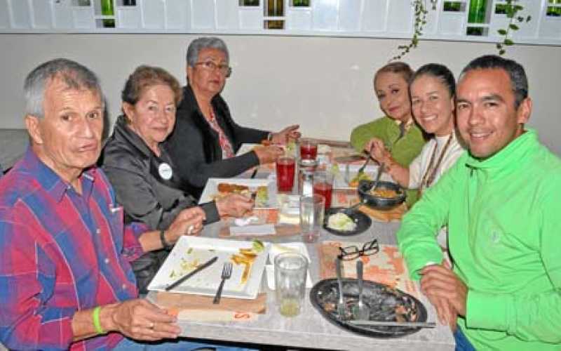 José Salgado Henao, Luz Marina Carmona López, Amparo Varón Mejía, Gladys Mejía, Angélica Salgado Carmona y Andrés Sánchez Varón.