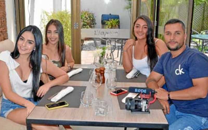 Isabela Cortés Borrero y Mariana Zapata Agudelo, influenciadoras digitales, Jéssica Gómez Saldarriaga y Felipe Pinzón.