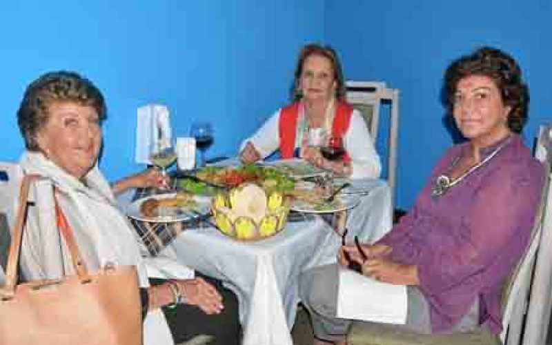 Beatriz Arango de Arango, Elvira Escobar de Restrepo y Julia Clemencia Jaramillo de Gutiérrez.