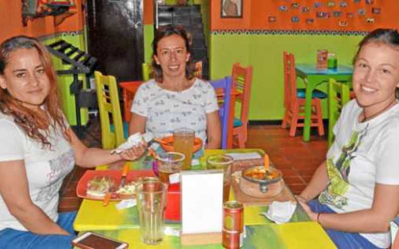 Adriana Orozco García, Lucy Pineda y Ángela Sarmiento. 