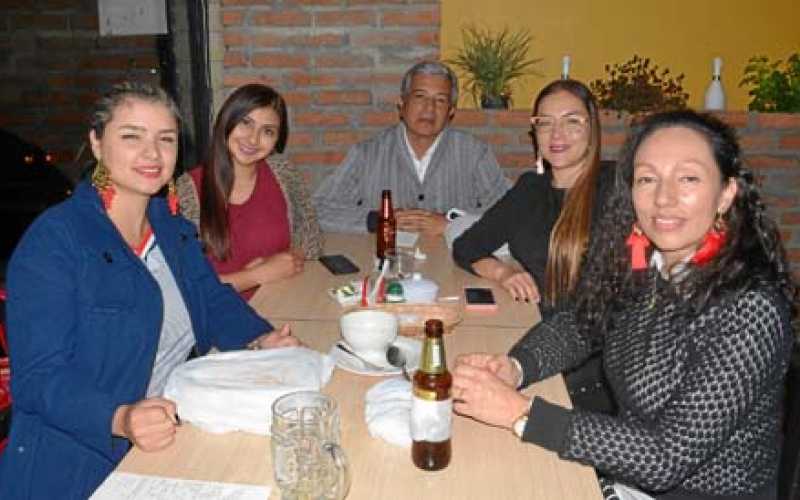  Natalia Ramírez Montes, Paola Arias Murillo, Carlos Alberto Valencia Ocampo, Carolina Vásquez Zapata y Andrea Ocampo Beltrán.