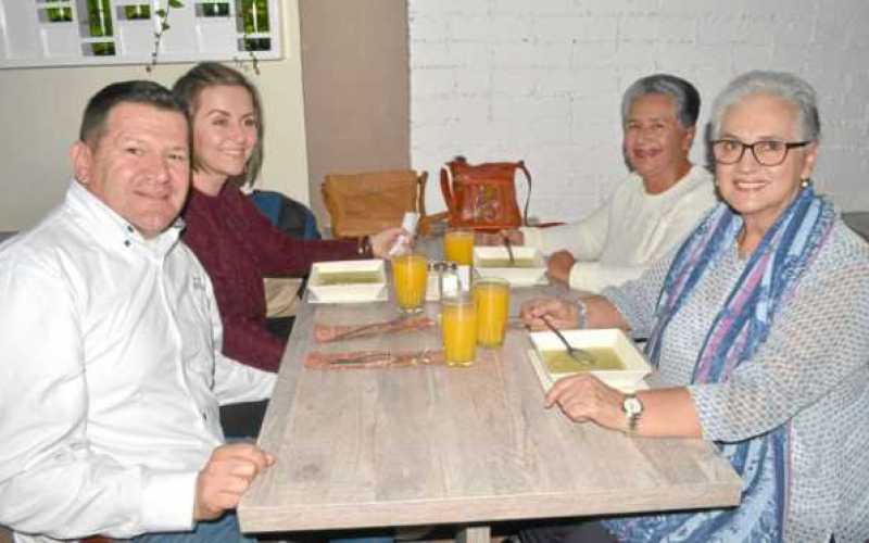 Carlos Valencia Pineda, Beatriz Helena Castaño Muñoz, María del Carmen Muñoz Cárdenas y Clemencia Muñoz Cárdenas.
