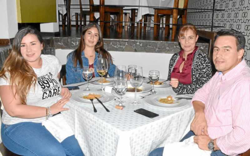 Ana María Rojas Giraldo, Margarita González Núñez, Juliana Londoño Villa y Jorge Eduardo Rojas Giraldo.