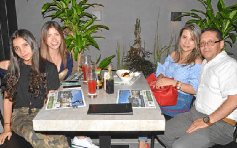 Salomé Mejía Quintero, Juanita Mejía Quintero, Lorena Quintero Patiño y Jaime Mejía Zuluaga.