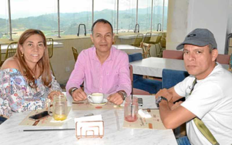 Magda Lucía Carvajal Iriarte, gerente de la Red de Salud de Armenia; Luis Fernando Jiménez Gómez, subgerente de la Red de Salud 