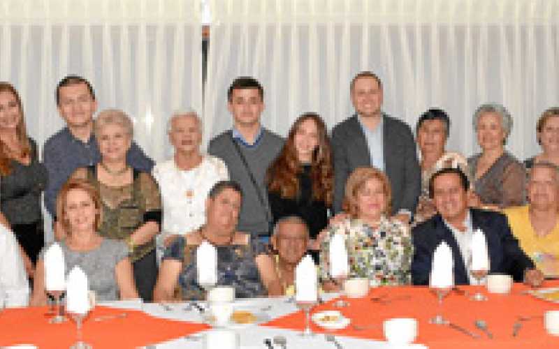 La homenajeada aparece en compañía de familiares y amigos que la acompañaron durante la celebración.