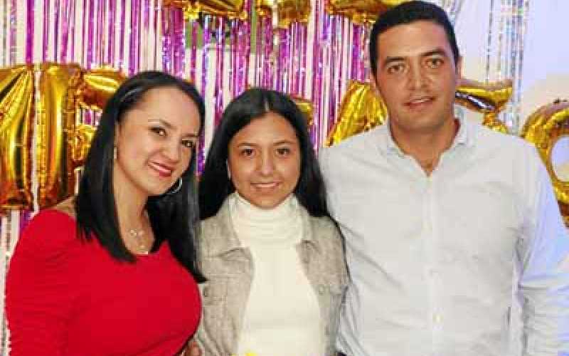 Mariana Duque Sarmiento aparece en compañía de sus padres Luz Elena Sarmiento y Kevin Duque durante la recepción que se celebró 