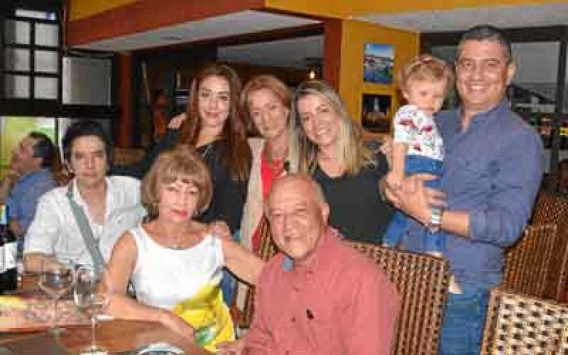 Germán Gutiérrez Pineda, Gloria Pineda Giraldo y Néstor Darío Ramírez Galvis. De pie: Diana Lorena Gutiérrez, Liliana Giraldo He