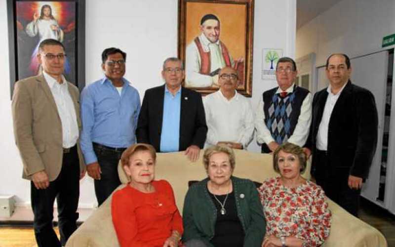 Mariela Giraldo Duque, presidenta del Consejo; María Elena, y Nelly Martínez Páez. De pie: Nelson Alberto Arroyave, administrado