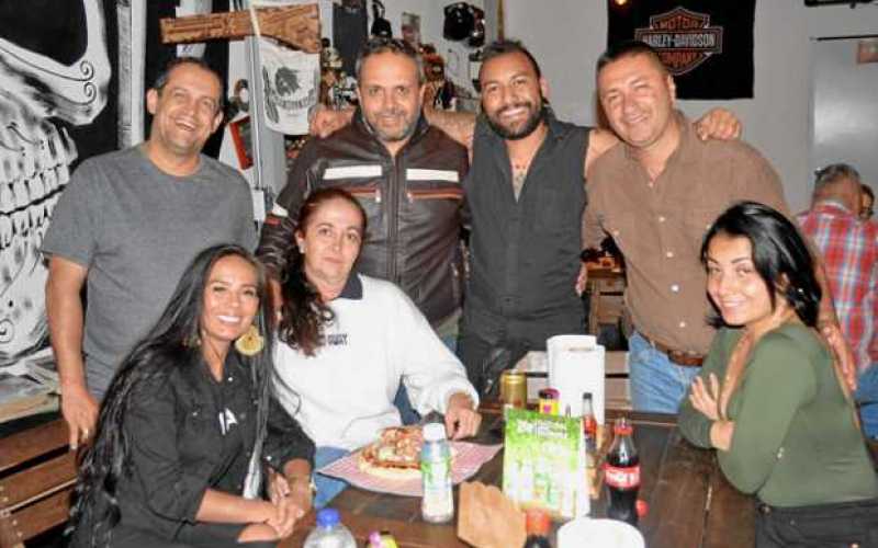 Paola Ramírez Vargas, Juanita Villegas Zuluaga y Manuela Luna. De pie: Johnny Giraldo Soto, Jorge Cardona Walker, Felipe Rave Ra