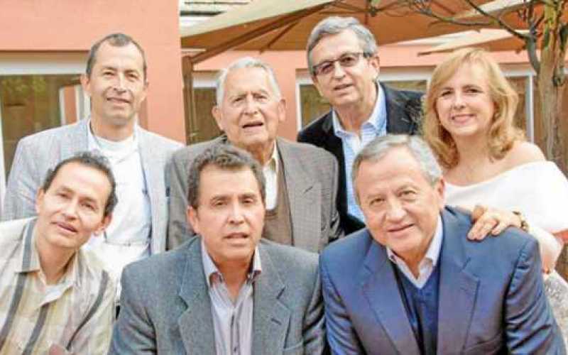Juan Manuel, Felipe y Gabriel Ramírez. Atrás: Leonardo, Arcesio y Ramiro Ramírez, y Cecilia Botero Duque.