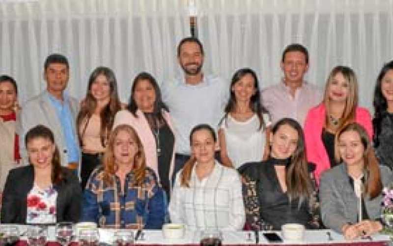 Natalia Arias González, Albenis Giraldo Cardona, Paula Vargas Guarín, Natalia Ramírez Romero y Claudia Lorena Muñoz Parra. De pi