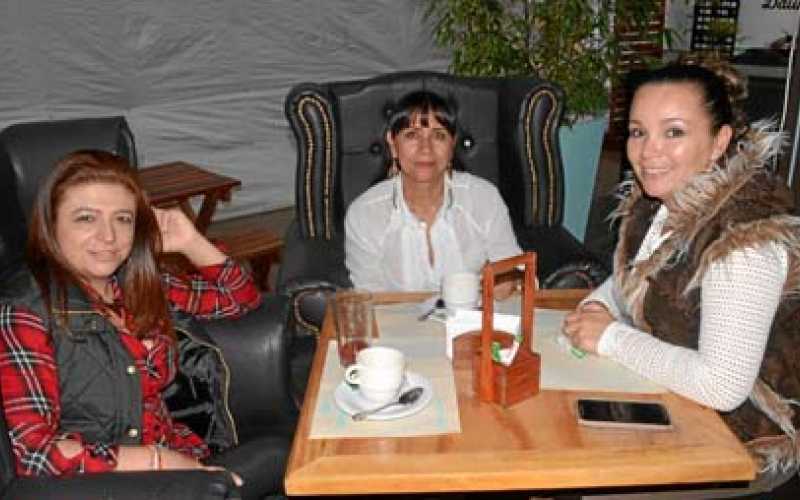 María del Carmen Henao, María Teresa Arellano Giraldo y Mary Luz Zuluaga Cano.