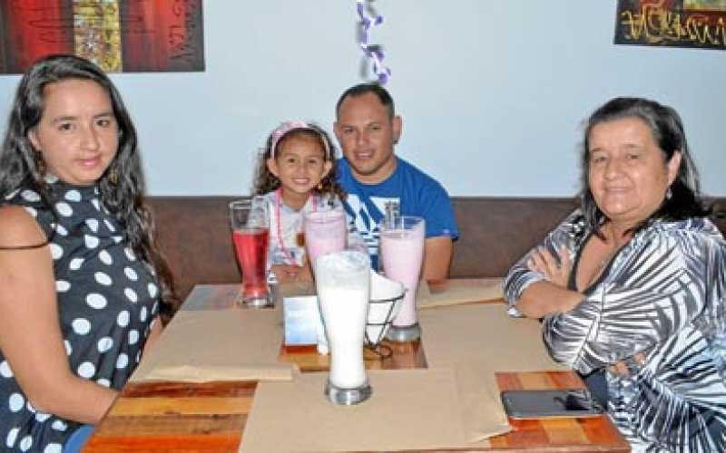 Carolina Pamplona Laserna, Ailyn Marín Pamplona, Antonio Marín Tabares y Yolanda Laserna Duque.