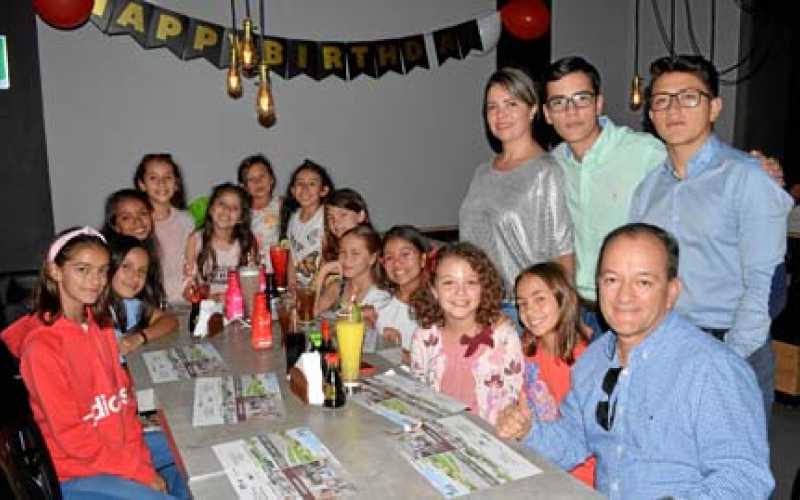 Isabela Coronado, Valeria Arenas, Valeria Carmona, Alejandra Quintero, Belén Reyes Gómez, Sofía Gómez, Luna María Alonso, Amalia