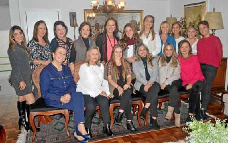 Olga Rivas de Echeverri, Luz Marina Gallego de Serna, Paulina Estrada Serna, Lina Serna de Estrada, Patricia Serna de Chávez y P