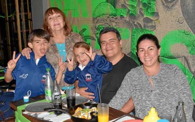 Emilio Hernández Rincón, Antonia Hernández Rincón, Diego Hernández Calderón y Mariana Rincón Urrea.