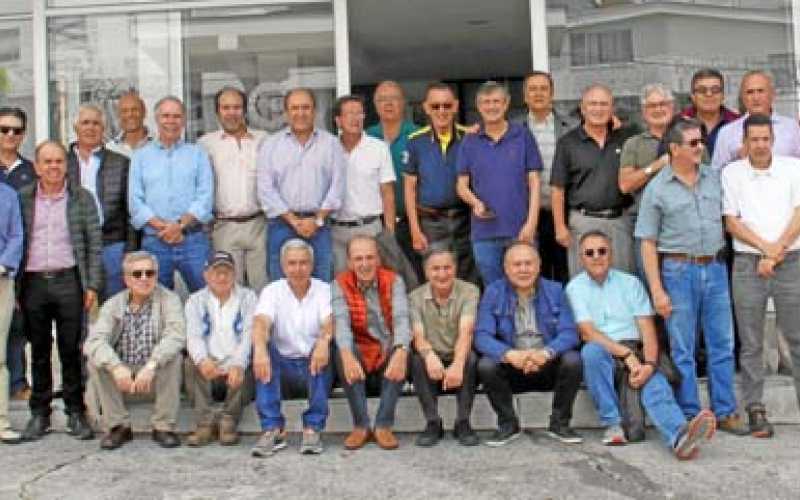 El rector del Colegio San Luis Gonzaga, Álvaro Vélez S.J., acompañó a los asistentes al encuentro. Aparecen sentados: Gabriel Al