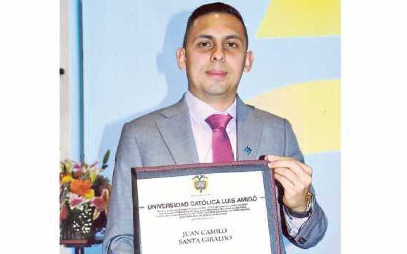 Juan Camilo Santa Giraldo recibió el título de Abogado que le otorgó la Universidad Católica Luis Amigo. Su familia lo felicita 