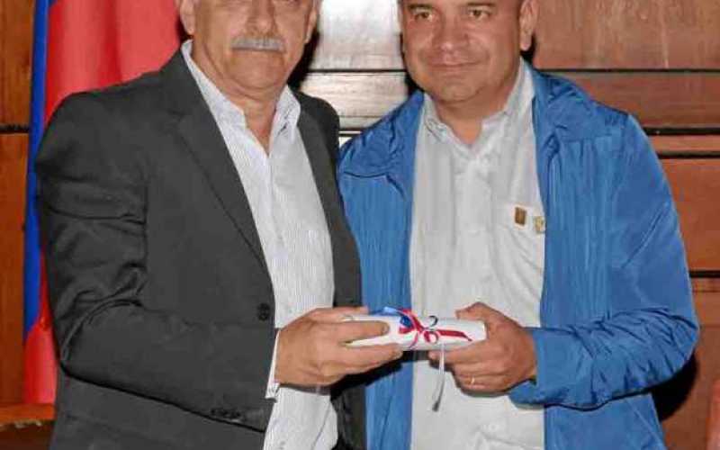 Urías García Salazar, presidente del Concejo de Salamina se impuso la medalla a Luis Alberto Giraldo Fernández, secretario de In