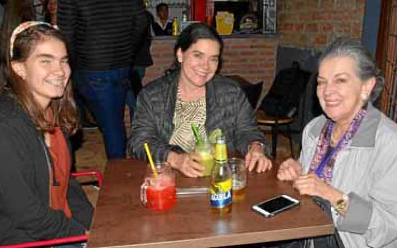 María Gabriela Muñoz Leguízamo, Adriana Leguízamo Arango y Regina Arango de Leguízamo.