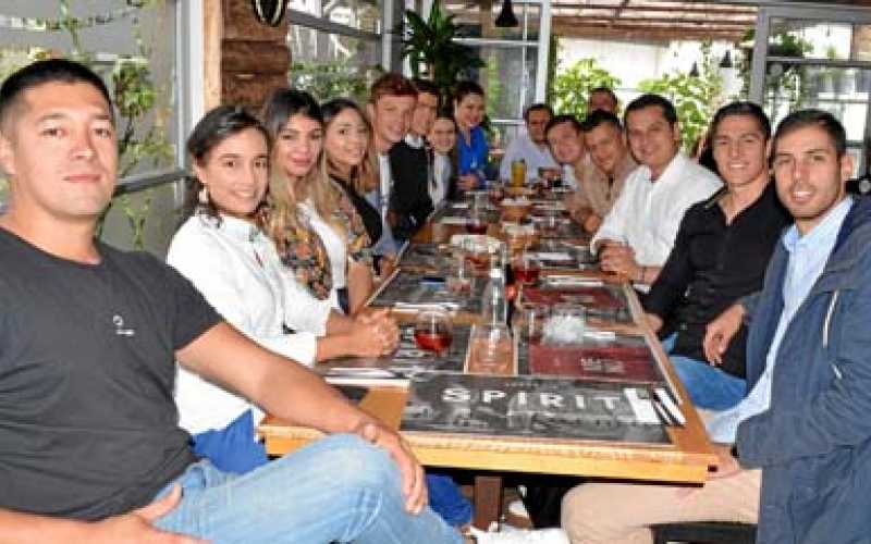 Asistentes al almuerzo que se ofreció en el restaurante Buffalo Serrano.