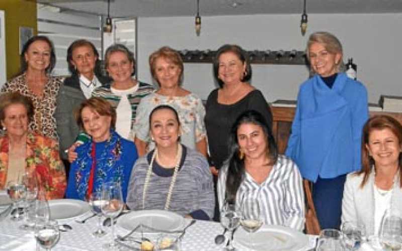 Ligia Sierra de Alzate, Gloria Armel Jaramillo, Olga Rivas de Echeverri, Alejandra López Araque y María Mercedes Bernal de Jaram