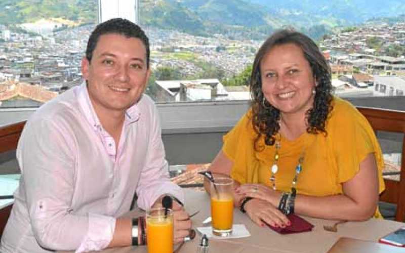 David Restrepo González y Patricia Arenas Sandoval, funcionarios de Cromática Coaching Consulting, se reunieron en el Club Maniz