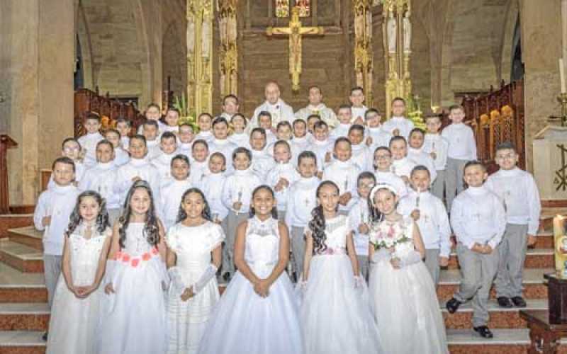 Los niños aparecen en compañía del presbítero Fernán Llano Ruiz, rector de Colseñora, quien presidió la eucaristía.