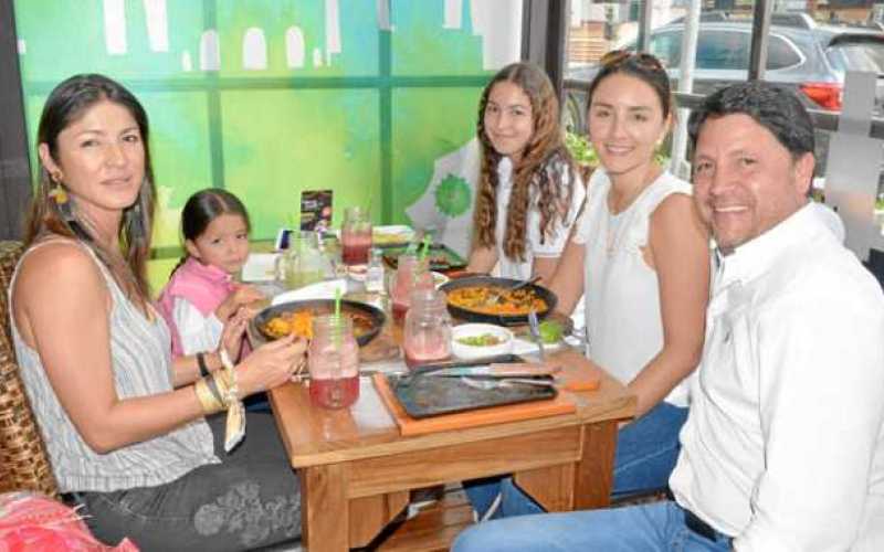 Marcela Arias Osorio, Natalia Naranjo Arias, Ana Sofía García Arias, Tatiana Naranjo Puentes y Álvaro Naranjo Olaya.