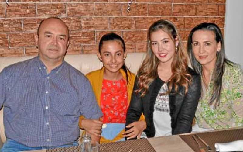 Carlos Puentes Ramírez, Alejandra Puentes Vásquez, María Fernanda Puentes Vásquez y Lina María Vásquez Díaz.