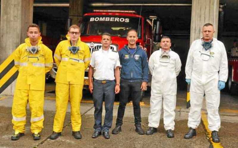 Los bomberos Jhónatan Gaviria y Juan Esteban Mejía; Jorge Iván Quintero Jaramillo, comandante del Cuerpo de Bomberos de Manizale