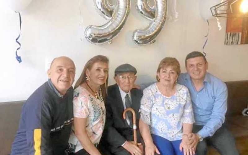 Carlos Alonso Cabra Castro, Elizabeth Cabra Castro, Carlos Alonso Cabra Guzmán (homenajeado), Gloria Inés Cabra Castro y Jorge H