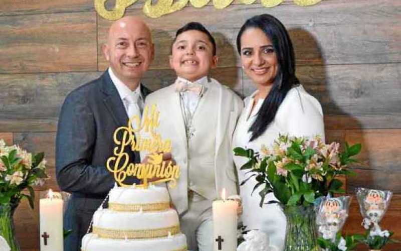 Róbinson Rincón y su esposa, Cristina Cataño, compartieron esta fotografía de su hijo, Isaac, de su Primera Comunión. Indicaron 