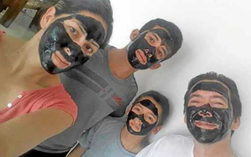 Diana Ríos y su esposo, Luis Peláez, se divierten con sus hijos, David y Luis, con una mascarilla.