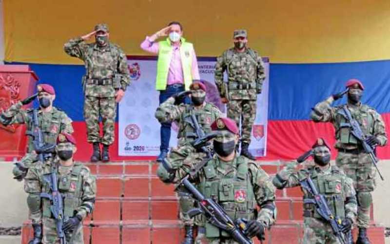 Teniente coronel Gerardo Avilán Villalba, comandante del Batallón Ayacucho; Carlos Mario Marín, alcalde de Manizales, y el sarge