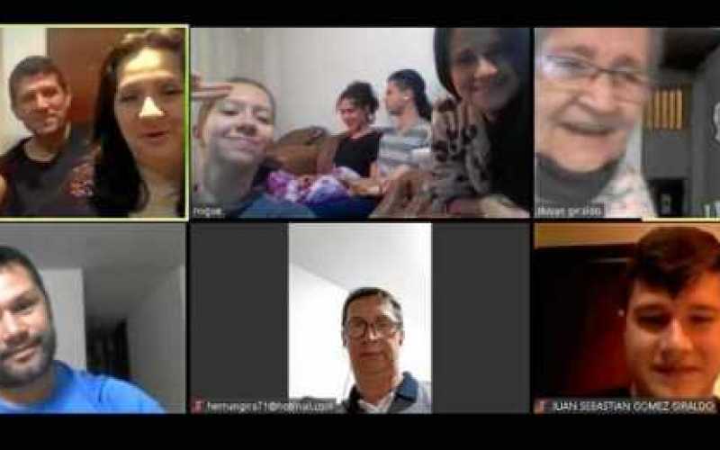 Arriba: Sofía Gómez Giraldo, Eugenio Gómez Gómez, Sonia Giraldo Valencia, Luisa María García Giraldo, Helena Giraldo, Miguel Àng