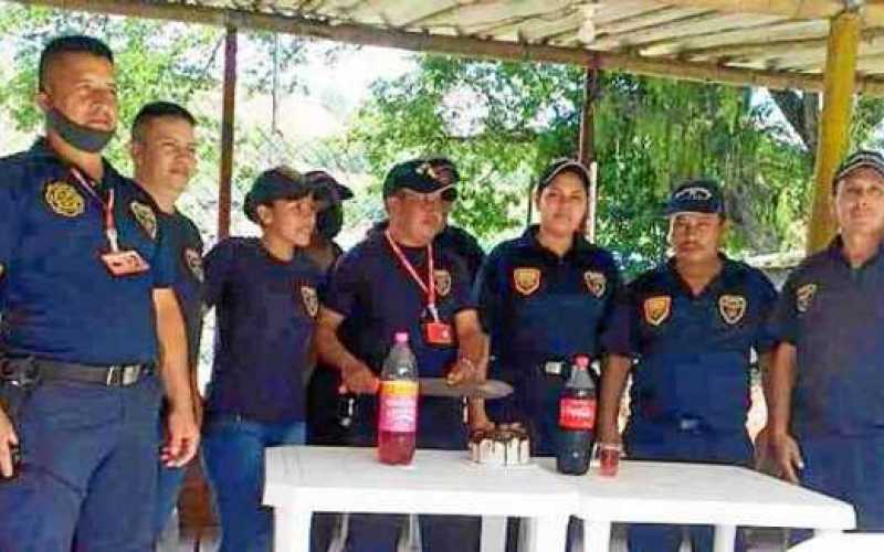 Bomberos Irra - Risaralda, acompañados de la policía del corregimiento, celebraron el cumpleaños al comandante Héctor Becerra, p