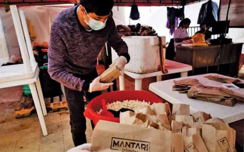 El pasado sábado Mantari Crispetas realizó actividad con los habitantes de calle en el sector del Arenillo, donde entregaron más