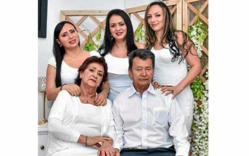 Cecilia Osorio y su esposo, Argemiro Osorio, junto con sus hijas.