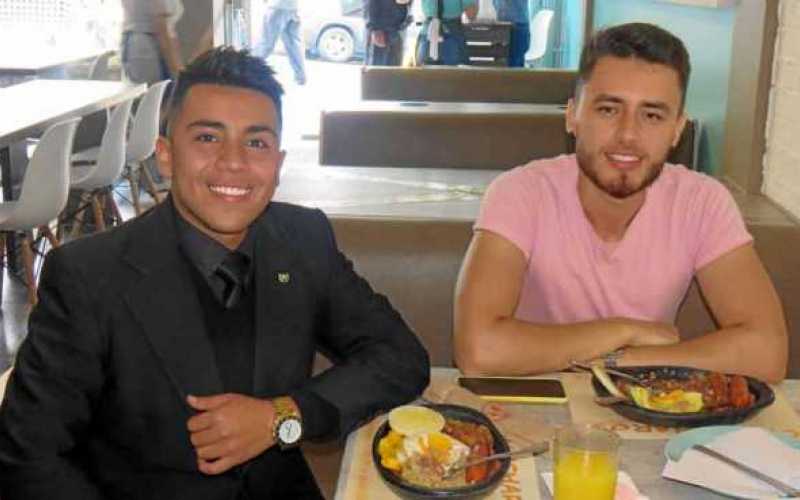 Cristian Camilo González González y Camilo Valencia Sierra visitaron el restaurante Cháncharos.