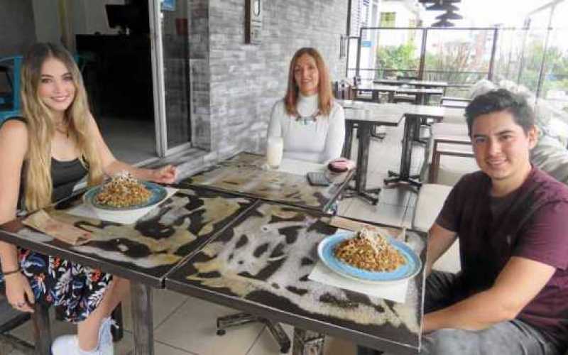 Valentina Mejía Pinzón, Martha Pinzón Llano y Jhónathan Grisales Tabares, almorzaron en Inkú Perú.